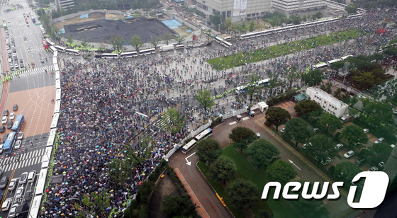보수단체 회원들이 15일 서울 종로구 광화문광장에서 집회를 하며 청와대로 행진하고 있다./뉴스1 © News1