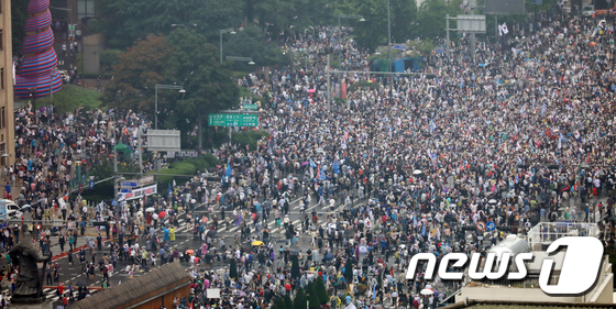 보수단체 회원들이 지난달 15일 서울 종로구 광화문 네거리에서 집회를 하고 있다. 2020.8.15/뉴스1 © News1 김명섭 기자