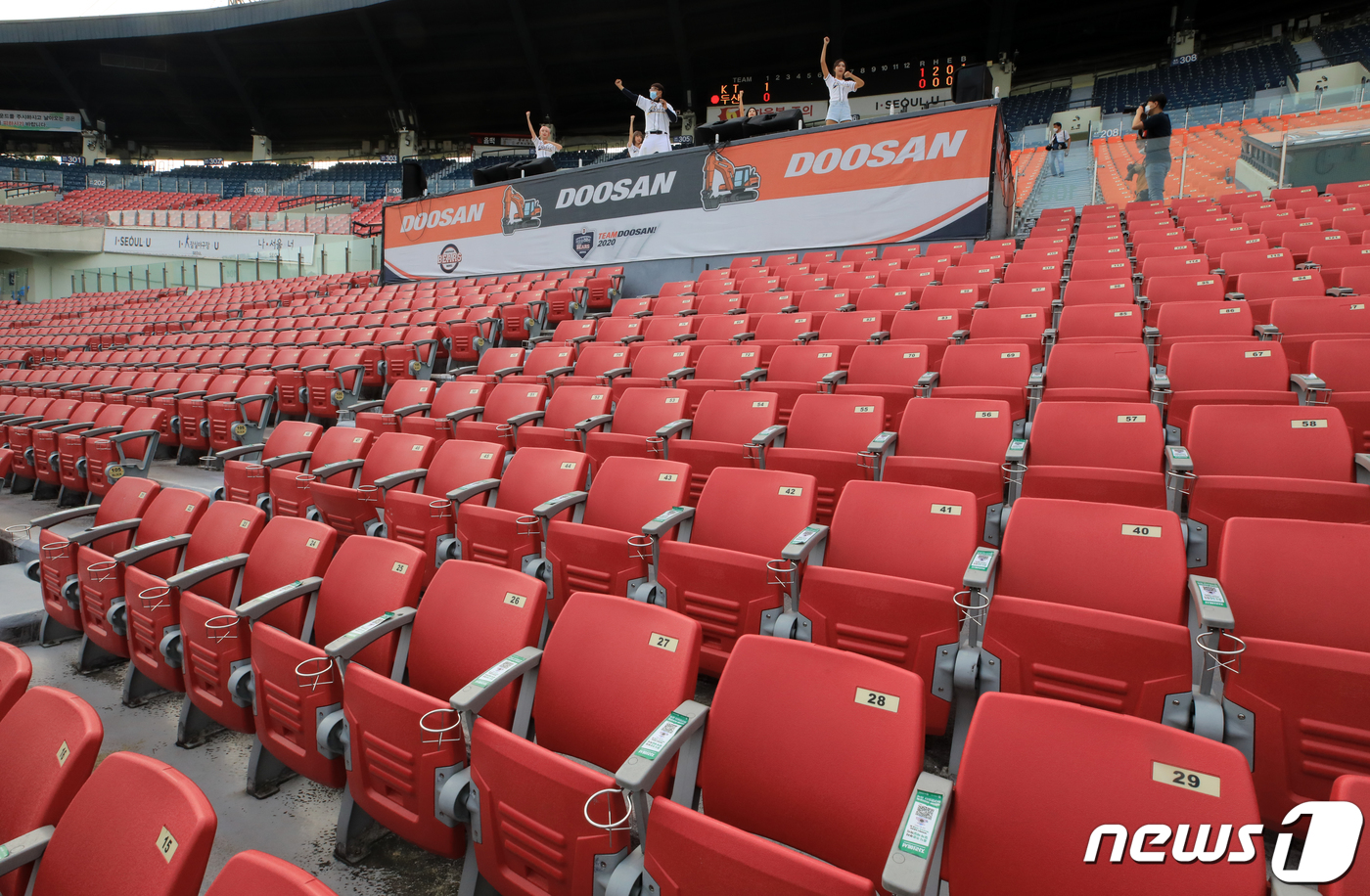 (서울=뉴스1) 구윤성 기자 = '2020 프로야구 신한은행 SOL KBO리그' kt 위즈와 두산 베어스의 경기가 열리는 16일 서울 송파구 잠실야구장 관객석이 텅 비어있다.이날부 …