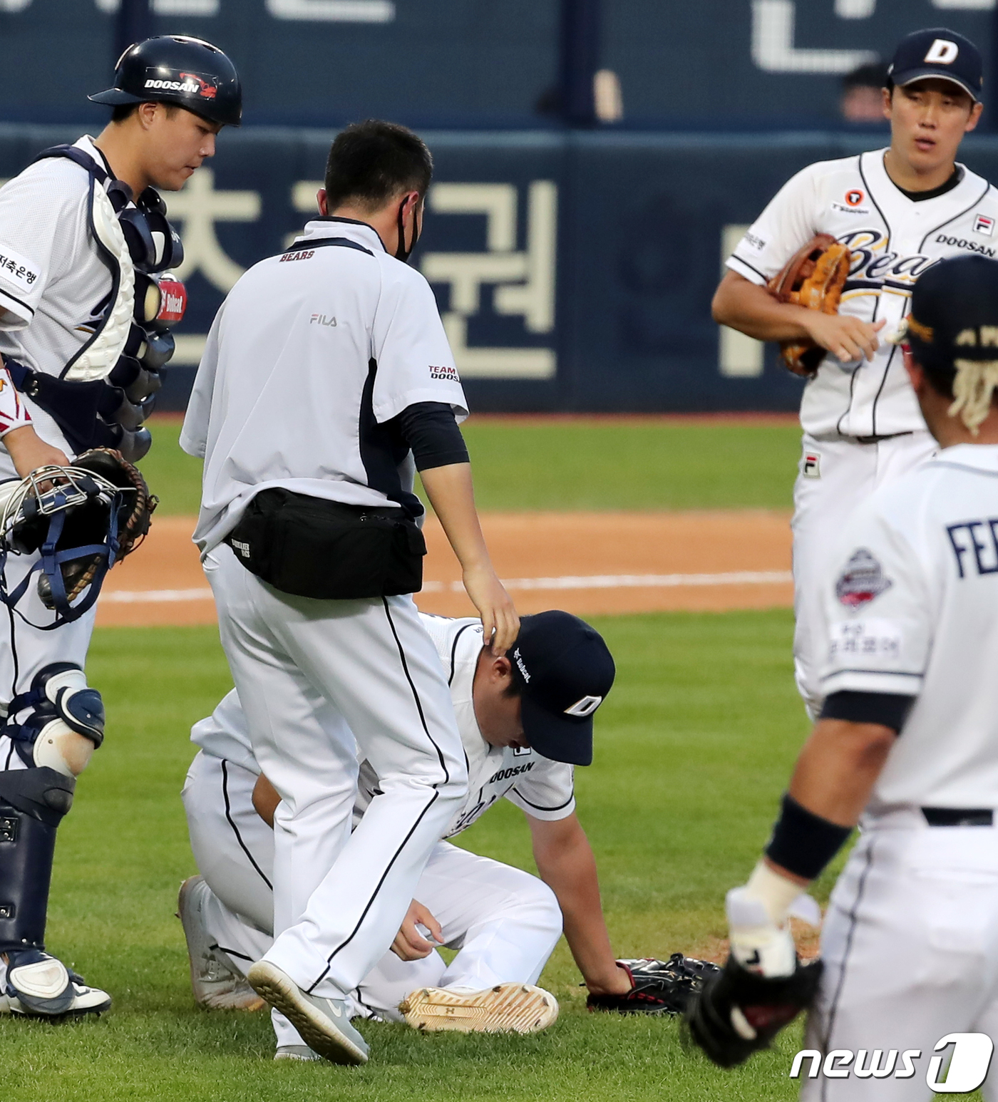 (서울=뉴스1) 구윤성 기자 = 16일 오후 서울 송파구 잠실야구장에서 열린 '2020 프로야구 신한은행 SOL KBO리그' kt 위즈와 두산 베어스의 경기에서 두산 김강률이 kt …
