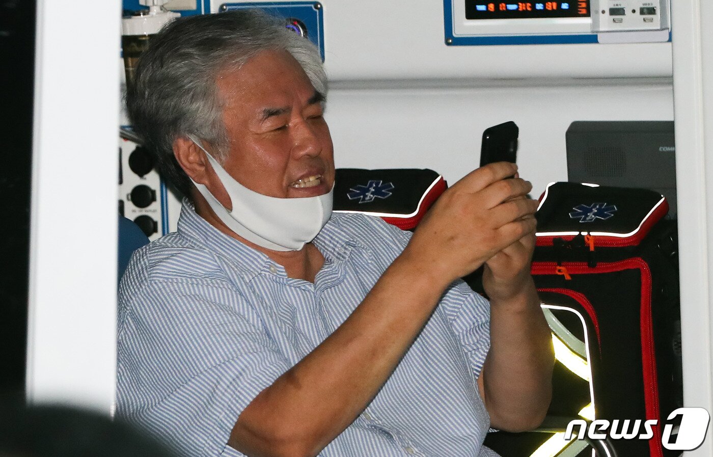 본문 이미지 - 전광훈 서울 성북구 사랑제일교회 담임목사가 지난해 8월17일 서울 성북구 자신의 사택 인근에서 구급차량에 탑승하고 있다. 서울 성북구 사랑제일교회는 최근 교인들 사이에서 신종 코로나바이러스 감염증(코로나19) 집단 감염이 발생했으며, 이날 전광훈 담임목사도 확진 판정을 받았다. 2020.8.17/뉴스1 ⓒ News1 허경 기자