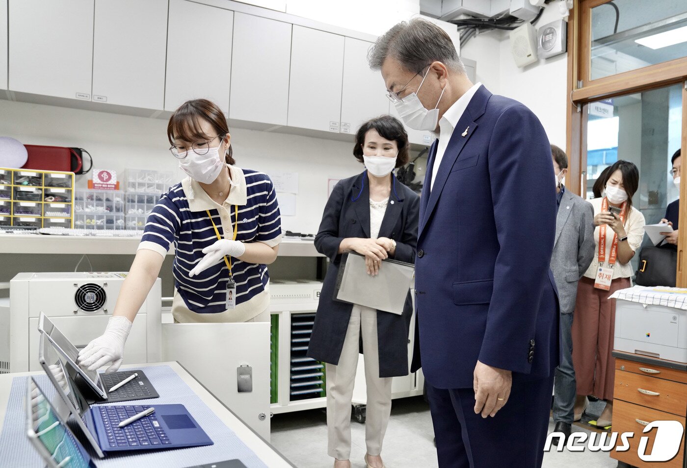 본문 이미지 - 문재인 대통령이 지난해 8월18일 창덕여중을 방문해 스마트기기 관련 설명을 듣고 있다. (청와대 제공) 2020.8.18/뉴스1