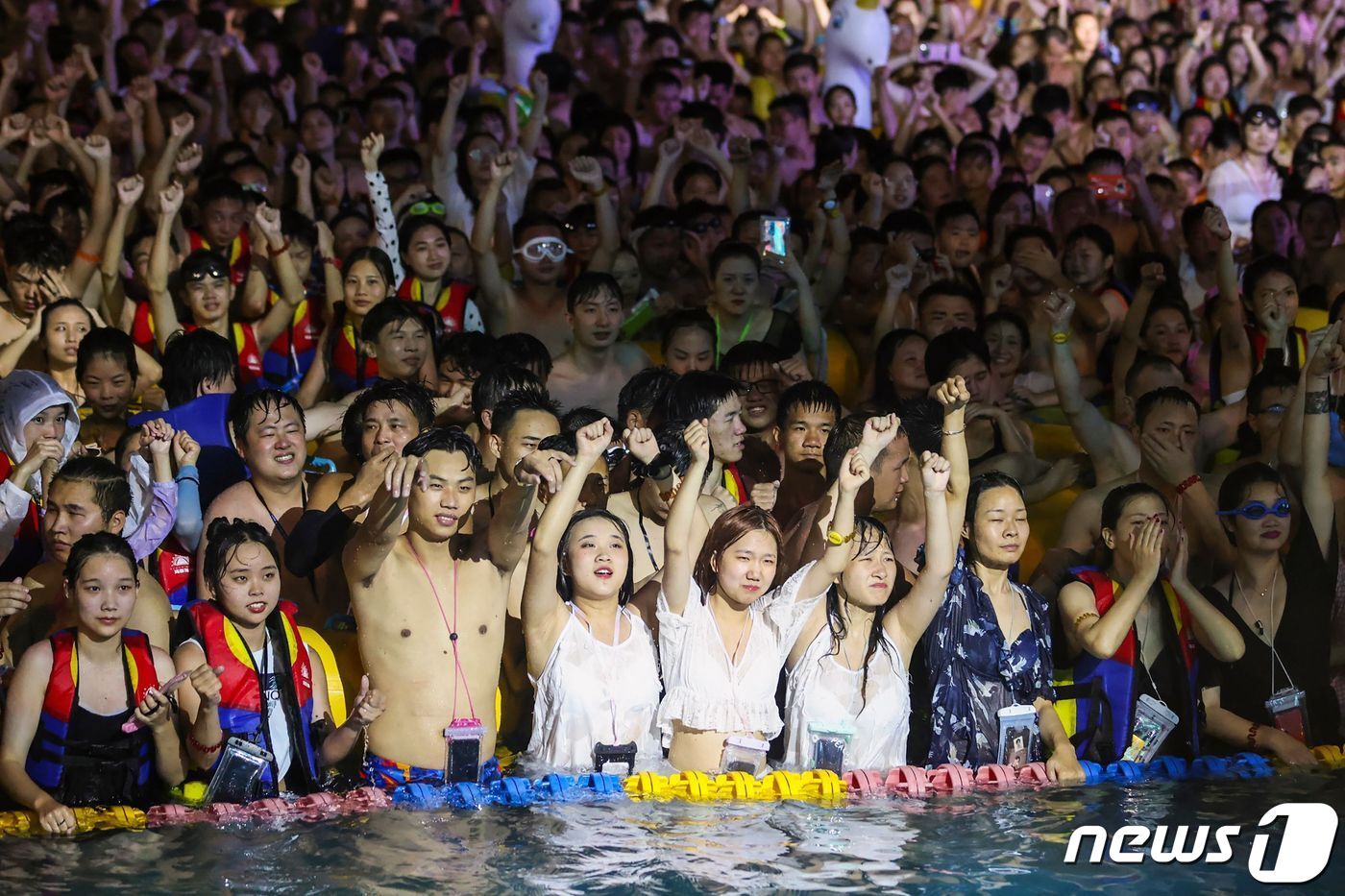 본문 이미지 - 15일 중국 후베이성 우한의 한 워터파크에서 입장객들이 공연을 관람하고 있다. ⓒ AFP=뉴스1