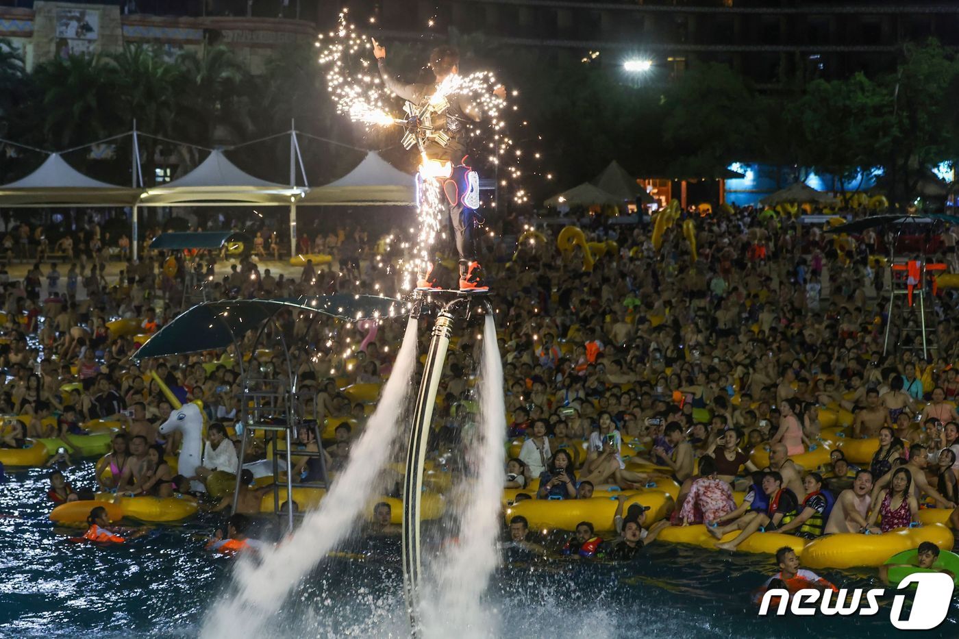 본문 이미지 - 15일 중국 후베이성 우한의 한 워터파크에서 입장객들이 공연을 관람하고 있다. ⓒ AFP=뉴스1