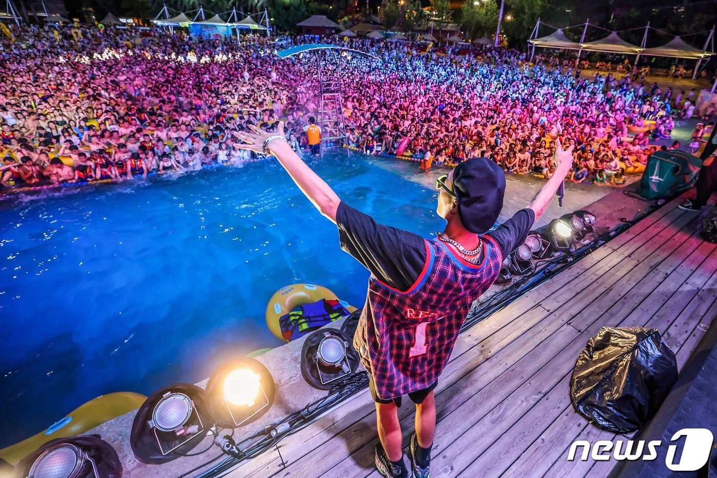 본문 이미지 - 15일 중국 후베이성 우한의 한 워터파크에서 입장객들이 공연을 관람하고 있다. ⓒ AFP=뉴스1