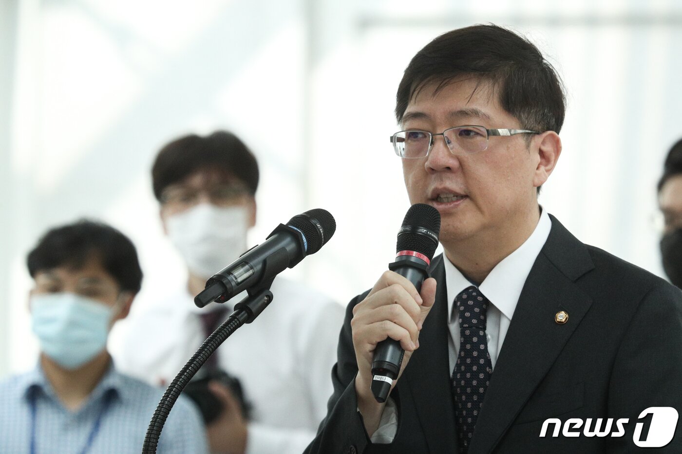 본문 이미지 - 18일 오후 서울 여의도 국회 의원회관에서 열린 '고 김대중 대통령 서거 11주기 사진전 개막식' 에서 김홍걸 더불어민주당 의원이 발언을 하고 있다. 2020.8.18/뉴스1 ⓒ News1 성동훈 기자