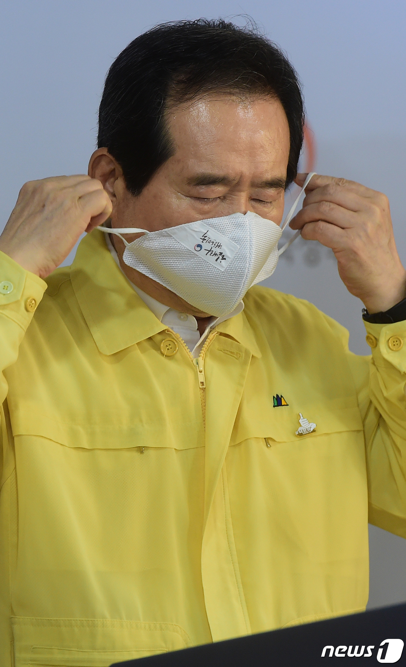 (서울=뉴스1) 허경 기자 = 정세균 국무총리가 18일 서울 세종로 정부서울청사에서 최근 코로나19 확산세와 관련, 방역 강화 등을 당부하는 대국민담화 발표를 마친 뒤 마스크를 쓰 …