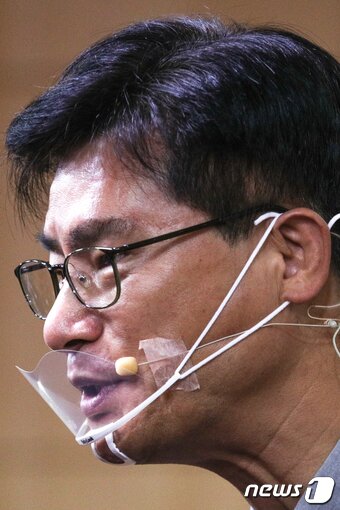 본문 이미지 - 김영식 미래통합당 의원이 19일 오전 서울 여의도 국회 의원회관에서 열린 미래사회 변화와 교육혁신 토크콘서트에서 조리용 위생 마스크를 쓰고 행사를 진행하고 있다. 2020.8.19/뉴스1 ⓒ News1 성동훈 기자