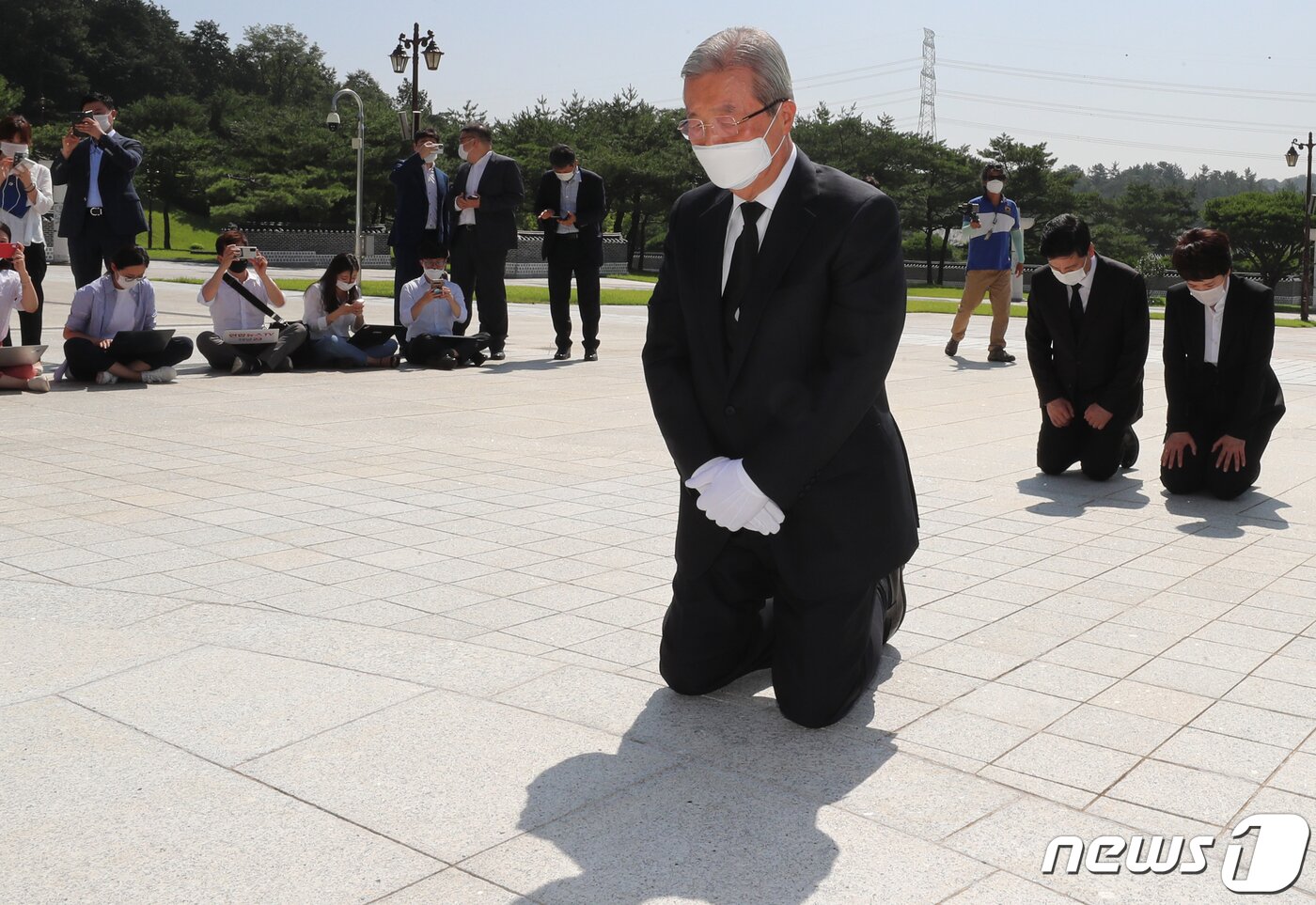 본문 이미지 - 김종인 미래통합당 비상대책위원장이 지난 8월19일 오전 광주 북구 국립5·18민주묘지에서 무릎 꿇고 참배하고 있다. 2020.8.19/뉴스1 ⓒ News1 한산 기자