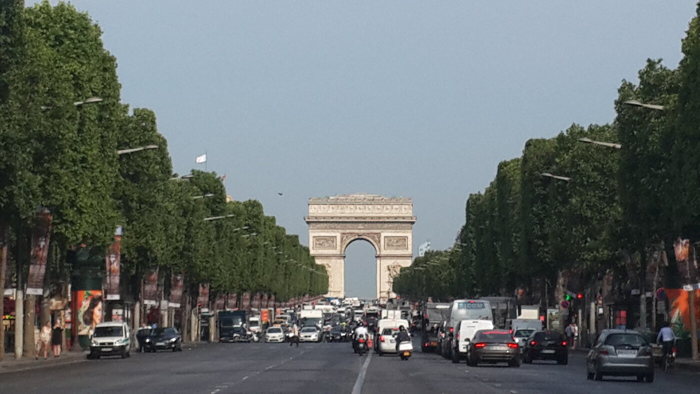 본문 이미지 - 샹젤리제 대로에서 본 개선문 전경.(조성관 작가 제공)ⓒ 뉴스1
