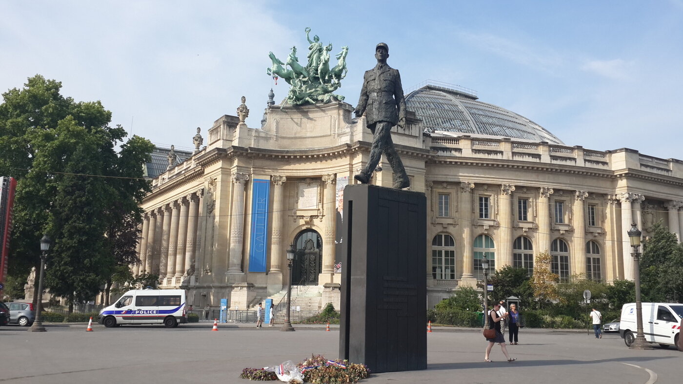 본문 이미지 - 클레망소역 앞 광장에 세워진 드골 동상. 뒤에 보이는 건물이 그랑 팔레. 왼쪽은 처칠 애비뉴, 오른쪽은 아이젠하워 애비뉴.(조성관 작가 제공)ⓒ 뉴스1