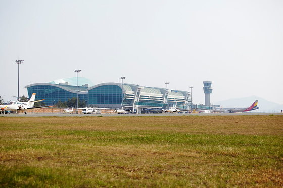 국토부 "광주공항 국내선 2027년까지 무안공항 이전"
