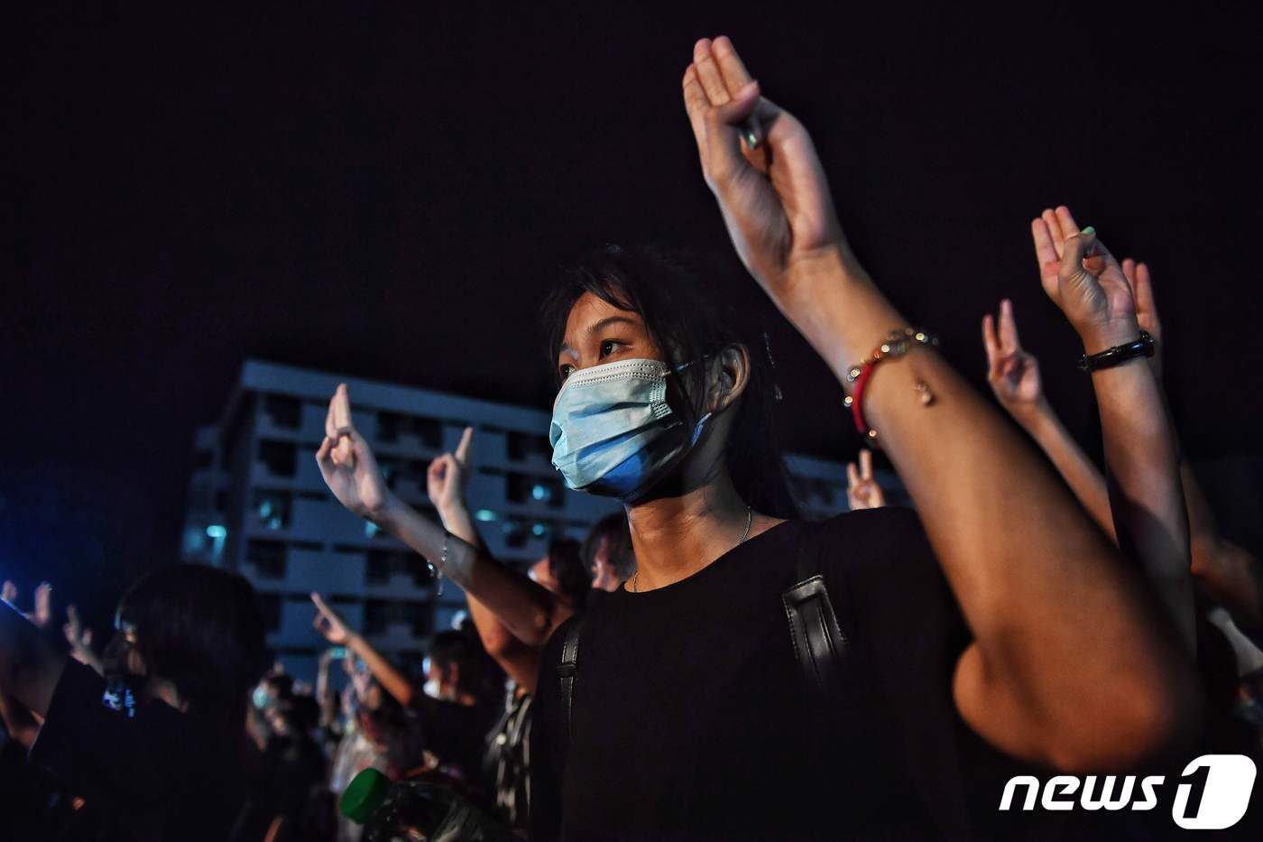 본문 이미지 - 태국 반정부 시위대가 세손가락 경례를 하고 있다. ⓒ AFP=뉴스1