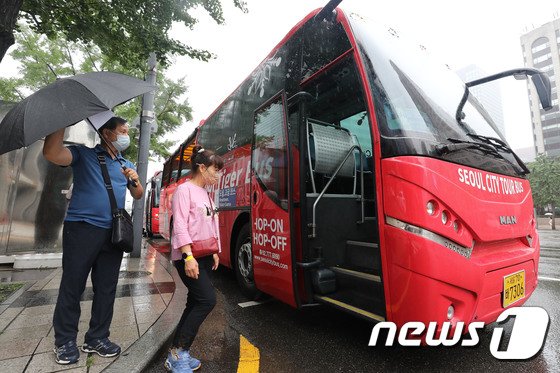 서울시티투어버스 타는 관광객들