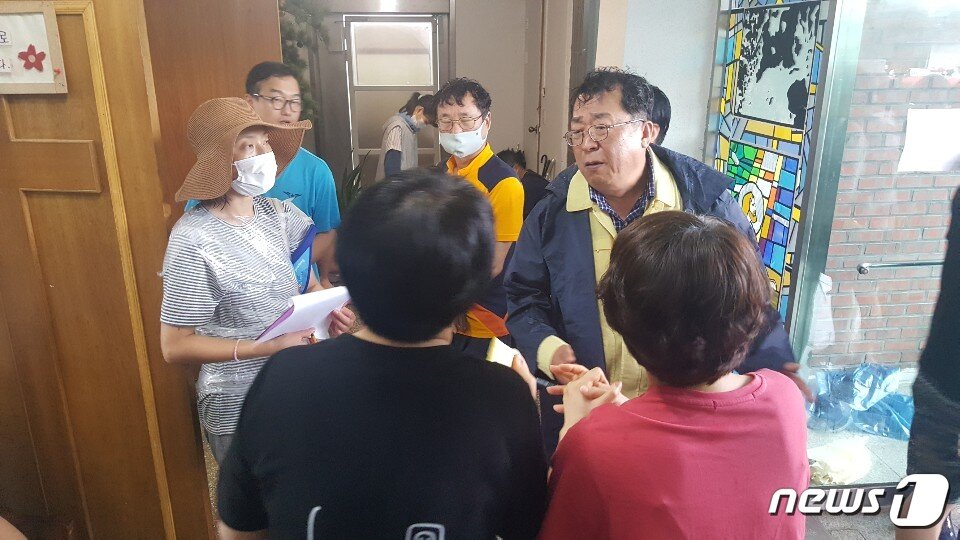 본문 이미지 - 2일 이상천 제천시장이 산곡동 저수지 붕괴 위험으로 한 교회로 대피한 주민들을 위로하고 있다.2020.8.2 /ⓒ 뉴스1 조영석기자