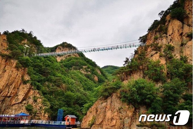 본문 이미지 - 사고가 발생한 랴오닝성의 유리다리. 출처-바이두 갈무리ⓒ 뉴스1