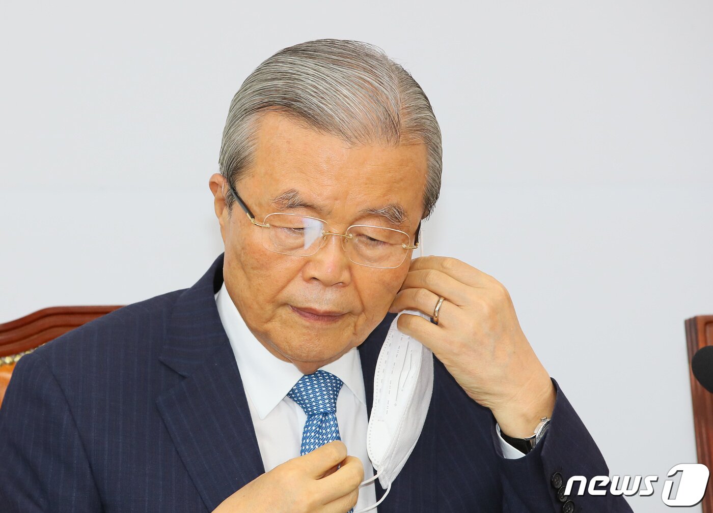 본문 이미지 - 김종인 미래통합당 비상대책위원장이 20일 국회에서 열린 비상대책위원회의에서 발언을 하기 위해 마스크를 벗고 있다. 2020.8.20/뉴스1 ⓒ News1 박세연 기자