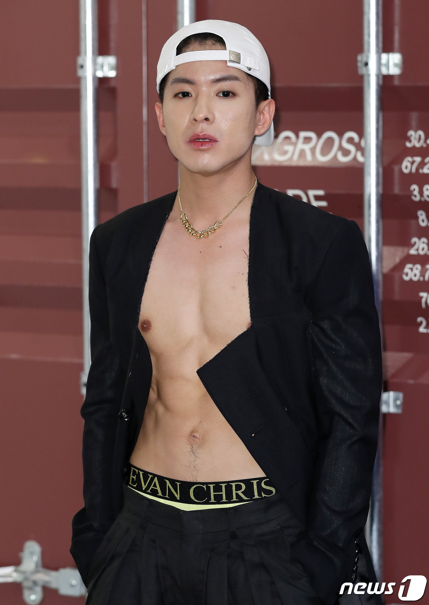 (서울=뉴스1) 김진환 기자 = 미스터트롯 나태주가 20일 서울 성동구 베타스튜디오에서 열린 헬스 남성잡지 맥스큐 10월호 화보촬영에서 포즈를 취하고 있다. 2020.8.20/뉴스 …