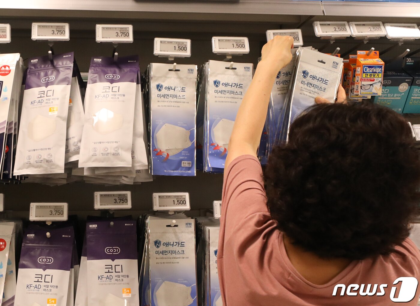 본문 이미지 - 코로나19 재확산 우려에 따른 차단율이 높은 보건용(KF) 마스크 판매가 급증한 20일 서울의 대형마트에서 고객들이 KF-94, KF-80 마스크를 고르고 있다. 2020.8.20/뉴스1 ⓒ News1 허경 기자