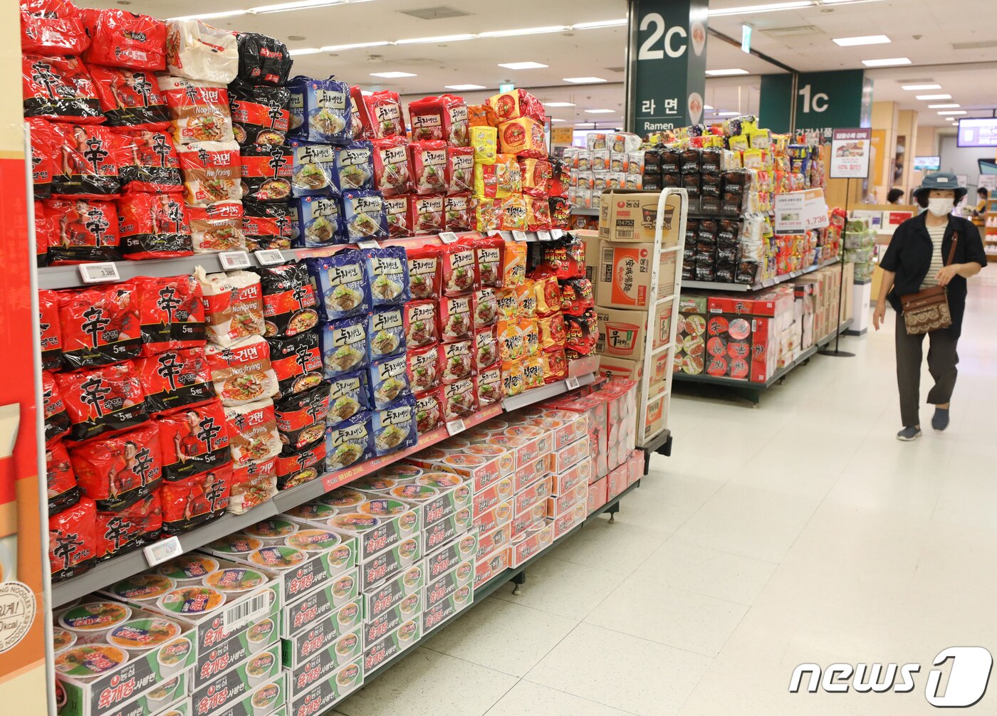 본문 이미지 - 올해 신종 코로나바이러스 감염증(코로나19)으로 라면 판매량이 급성장했다. 간단하게 한끼를 해결하려는 집밥족이 늘어난 영향이다. 20일 닐슨코리아에 따르면 상반기 국내 라면시장은 전년 대비 7.2% 성장한 약 1조1300억원 규모로 조사됐다. 사진은 이날 서울의 대형마트에 진열된 라면.2020.8.20/뉴스1 ⓒ News1 허경 기자