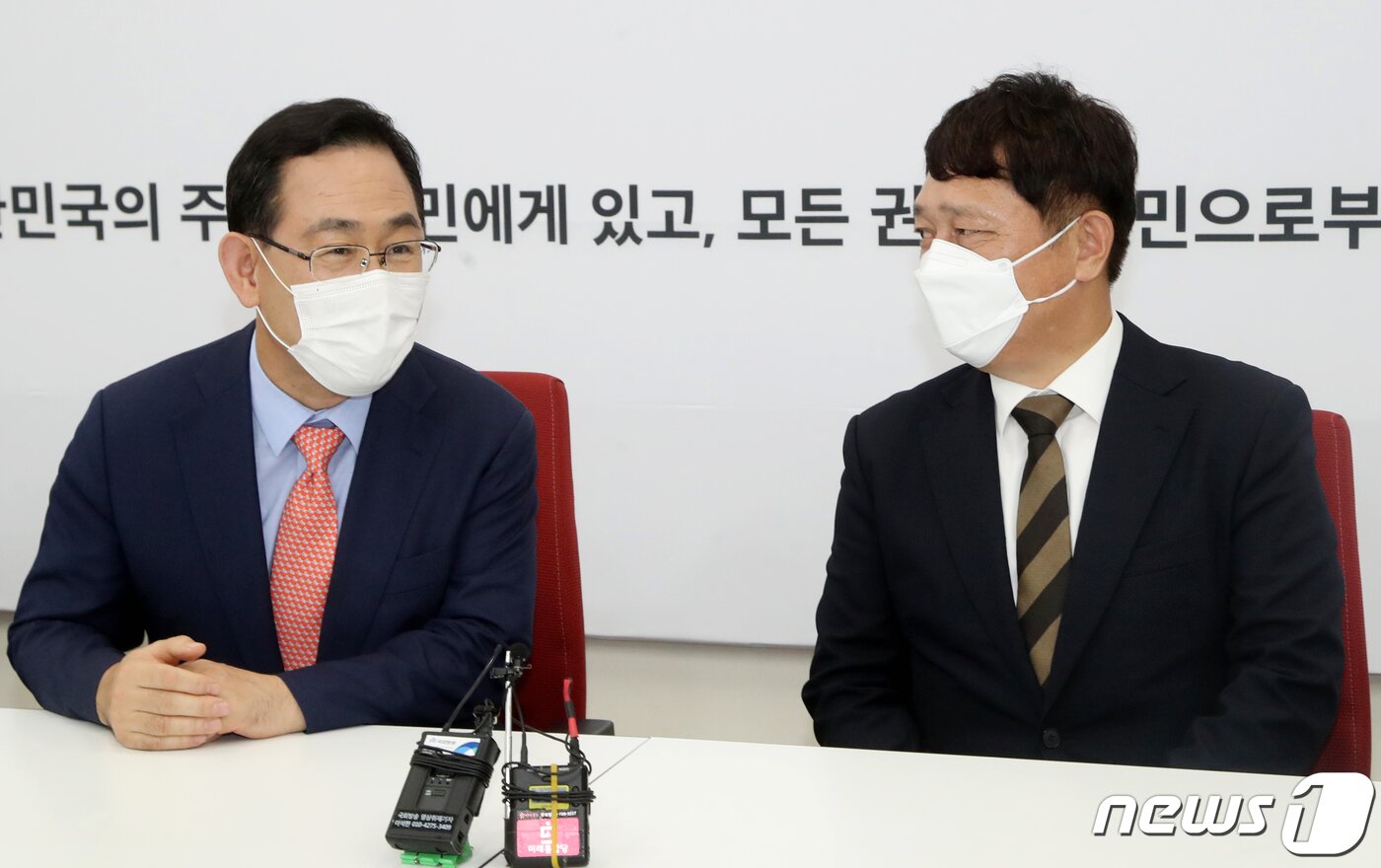 본문 이미지 - 최재성 청와대 정무수석이 20일 오후 서울 여의도 국회를 방문해 주호영 미래통합당 원내대표와 이야기를 나누고 있다. 2020.08.20 ⓒ News1 신웅수 기자
