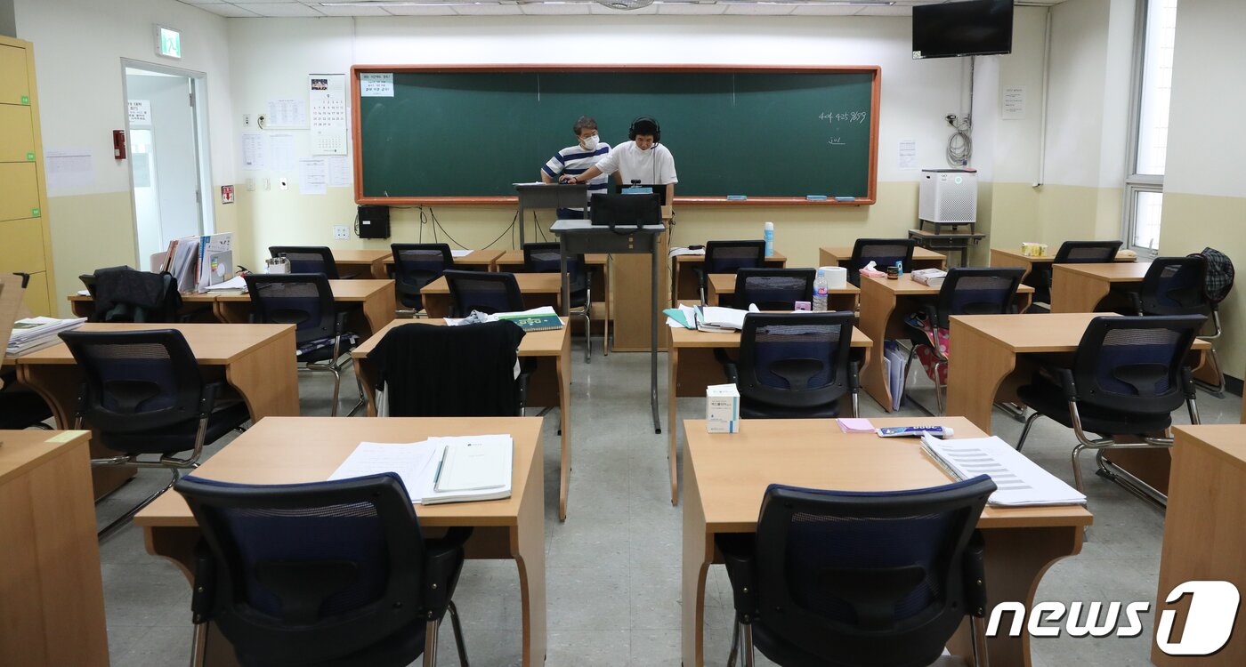본문 이미지 - 서울 강남구 종로학원 강남본원에서 지난 8월20일 강사가 재원생들을 대상으로 실시간 쌍방향 원격수업을 하고 있다./뉴스1 ⓒ News1 허경 기자