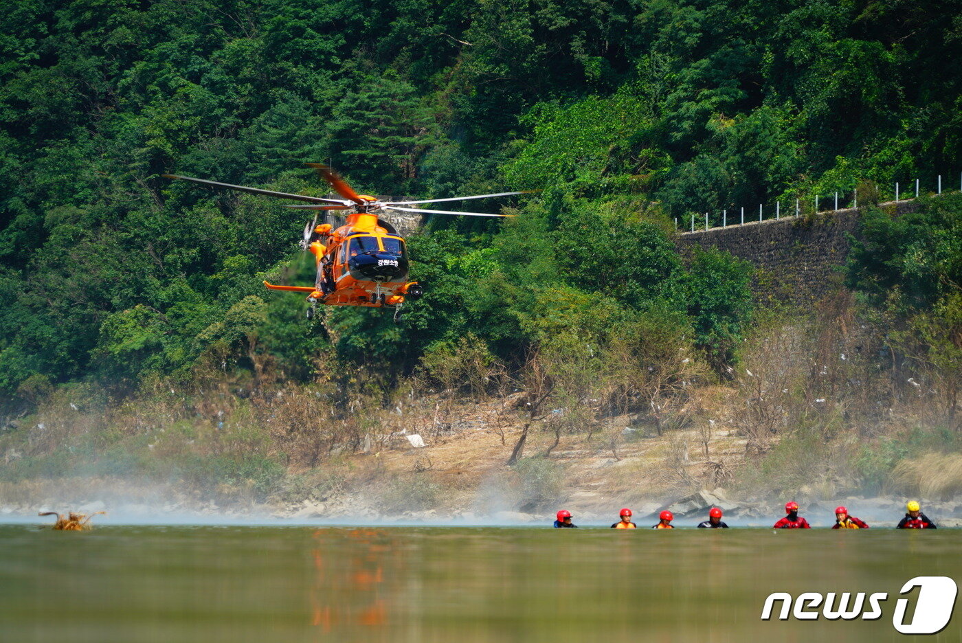 본문 이미지 - 북한강 일대에서 헬기를 동원한 수상수색 벌이는 소방대원들(뉴스1 DB)