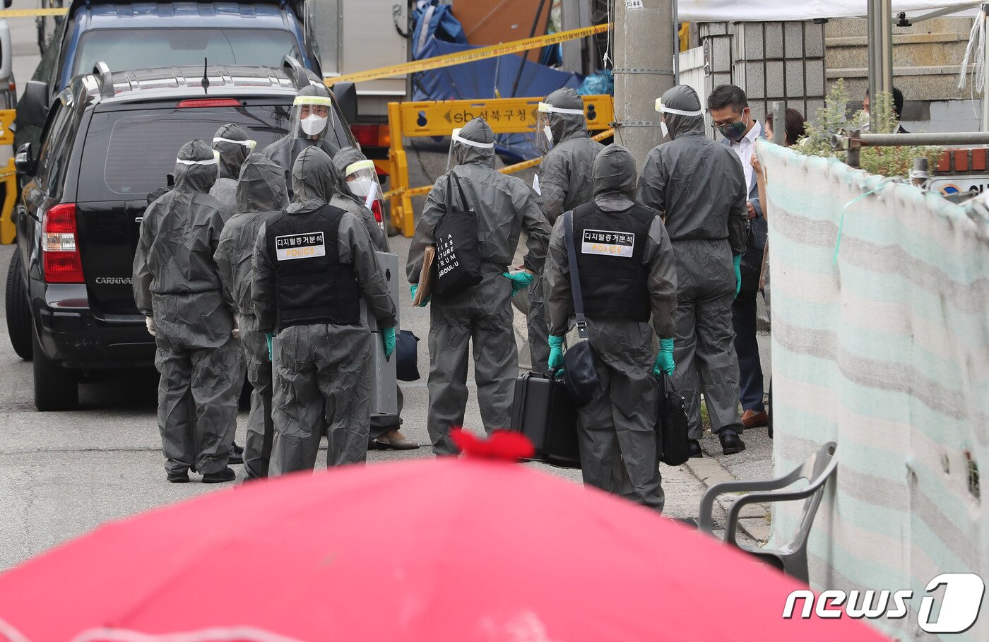 본문 이미지 - 지난 2020년 8월 20일 오후 서울 성북구 사랑제일교회로 현지 역학조사를 위해 들어가고 있다. /뉴스1 ⓒ News1 이성철 기자