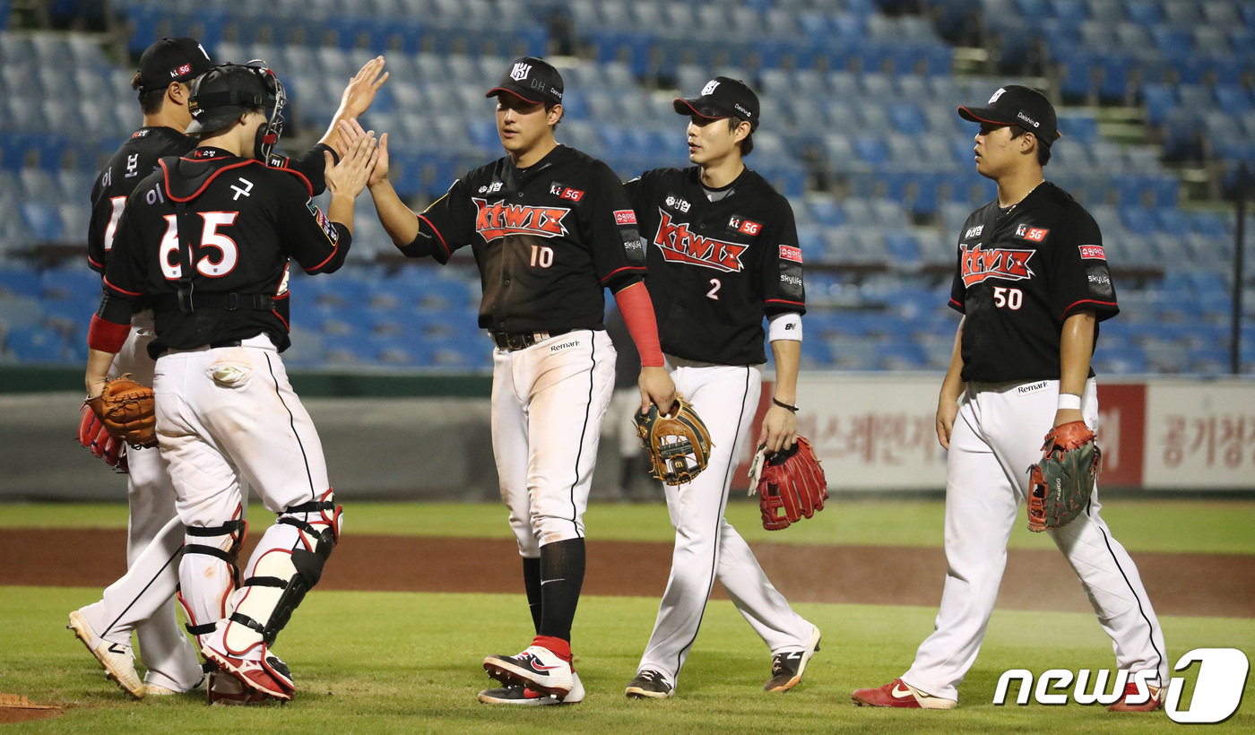 (대전=뉴스1) 김기태 기자 = 20일 오후 대전 중구 한화생명 이글스파크에서 열린 '2020 프로야구 신한은행 SOL KBO리그' KT 위즈와 한화이글스 경기에서 승리한 KT 선 …