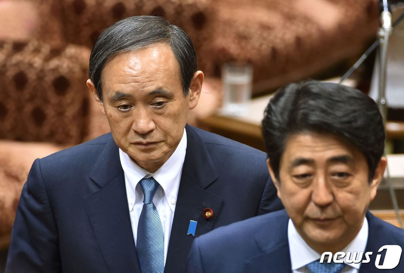 본문 이미지 - 스가 요시히데 일본 관방장관(왼쪽)과 아베 신조 총리 <자료사진> ⓒ AFP=뉴스1