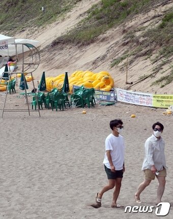 본문 이미지 - 지난 8월  중순, 비교적 한산한 모습의제주 서귀포시 중문색달해수욕장 ⓒ News1  
