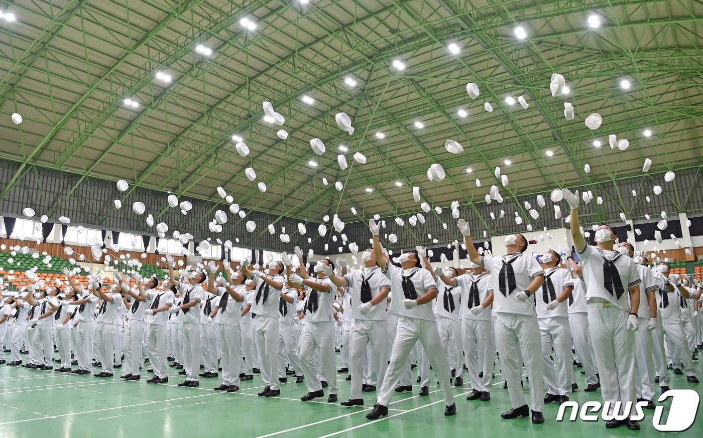 (서울=뉴스1) = 21일 경남 진해시 해군교육사령부 호국관에서 열린 '제668기 해군병 수료식'에서 해군병들이 수료를 기념하며 정모를 하늘 위로 던지고 있다. (해군 교육사령부 …