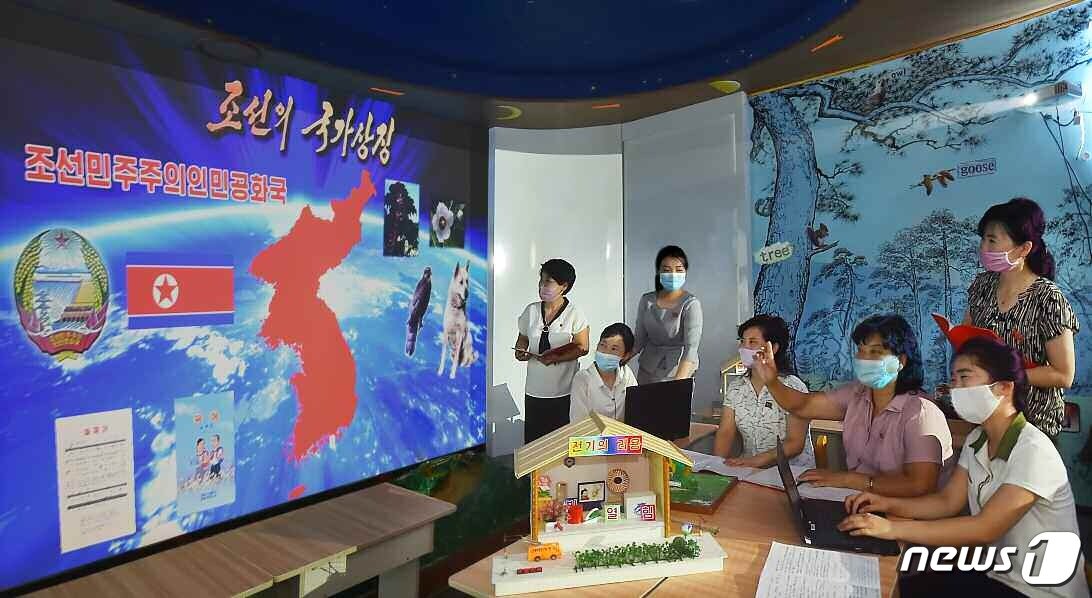 본문 이미지 - (평양 노동신문=뉴스1) = 북한 노동당 기관지 노동신문이 "현대 교육과학과 교육기술이 도입된 가치있는 교육 방법들을 적극 창조 도입하여 교육 발전에 크게 이바지하였다"라며  보도한 평양교원대학부속 만경대구역 광복소학교의 수업 모습. [국내에서만 사용가능. 재배포 금지. DB 금지. For Use Only in the Republic of Korea. Redistribution Prohibited] rodongphoto@news1.kr