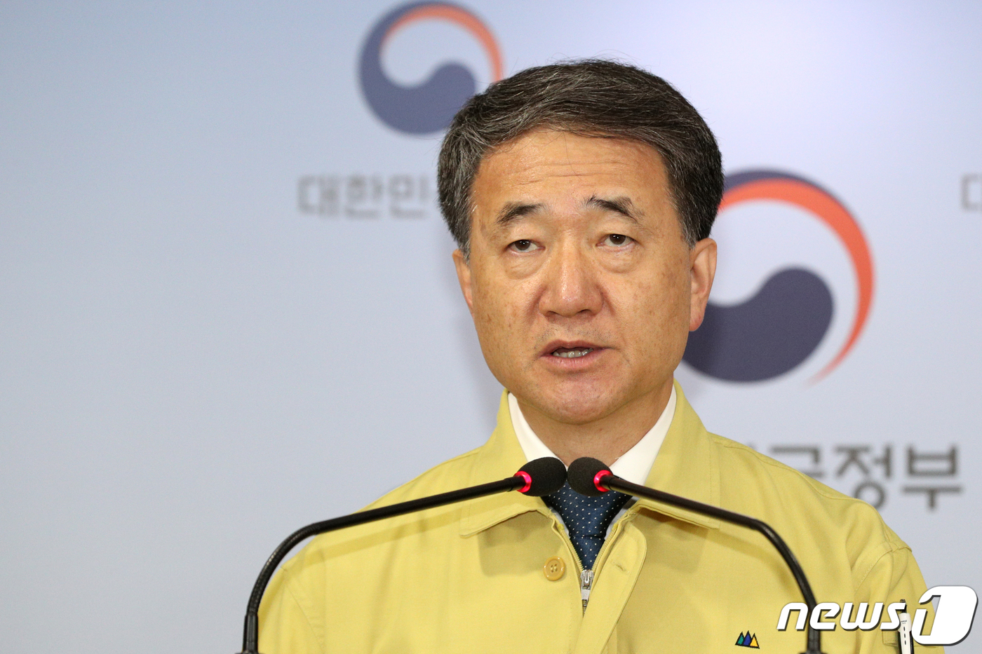 (서울=뉴스1) 황기선 기자 = 박능후 보건복지부 장관이 22일 오전 서울 종로구 정부서울청사에서 '신종 코로나바이러스 감염증(코로나19) 위기 및 의사단체 집단휴진 관련 대국민 …