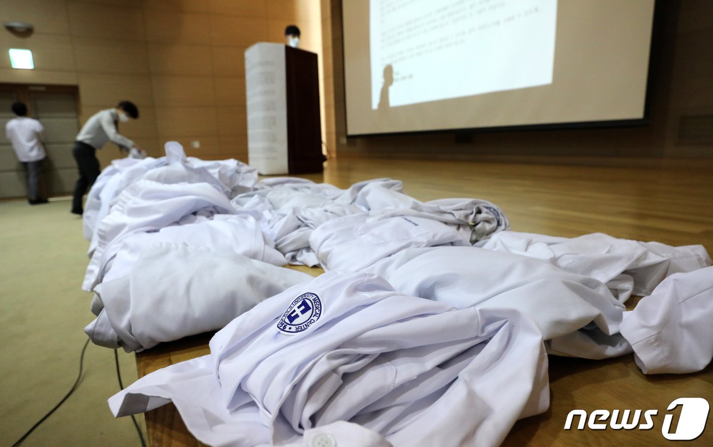 본문 이미지 - 2020년 8월23일 오전 서울 노원을지병원에 정부의 의과대학 정원 확대 등에 반대하는 전공의들이 벗은 의사가운이 놓여 있다. 이날 의과대학 정원 확대 등 정부 정책에 반대를 표시한 모든 연차의 전공의들이 전국 병원 곳곳에서 의사 가운을 벗는 퍼포먼스와 함께 무기한 파업에 들어갔다. 2020.8.23/뉴스1 ⓒ News1 박지혜 기자