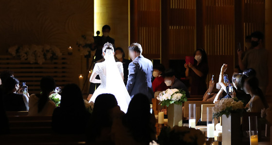 "축하하러 전세버스로 왔는데, 기사식당 수준"…식대 아낀 결혼식에 '부글'