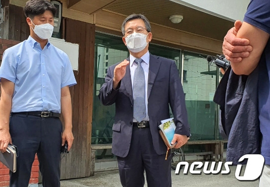 (부산=뉴스1) 노경민 기자 = 부산기독교총연합회 회장인 임영문 목사가 23일 오전 부산 진구의 한 교회에서 대면 예배 관련 입장을 발표하고 있다.2020.8.23/뉴스1