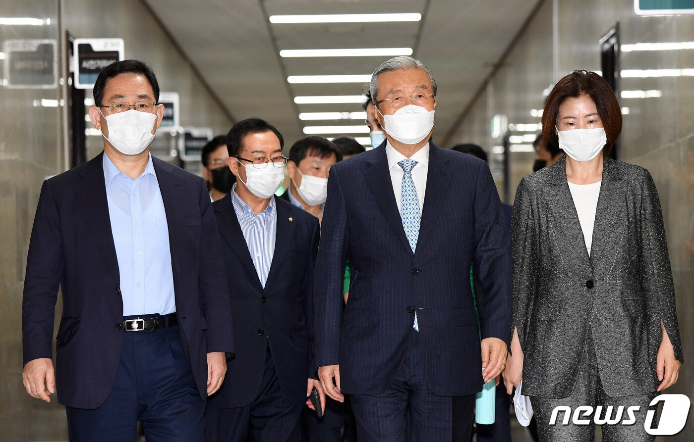 본문 이미지 - 김종인 미래통합당 비상대책위원장과 주호영 원내대표가 지난 24일 오전 서울 여의도 국회에서 열린 비상대책위원회 회의에 참석하고 있다. 2020.8.24/뉴스1 ⓒ News1 신웅수 기자