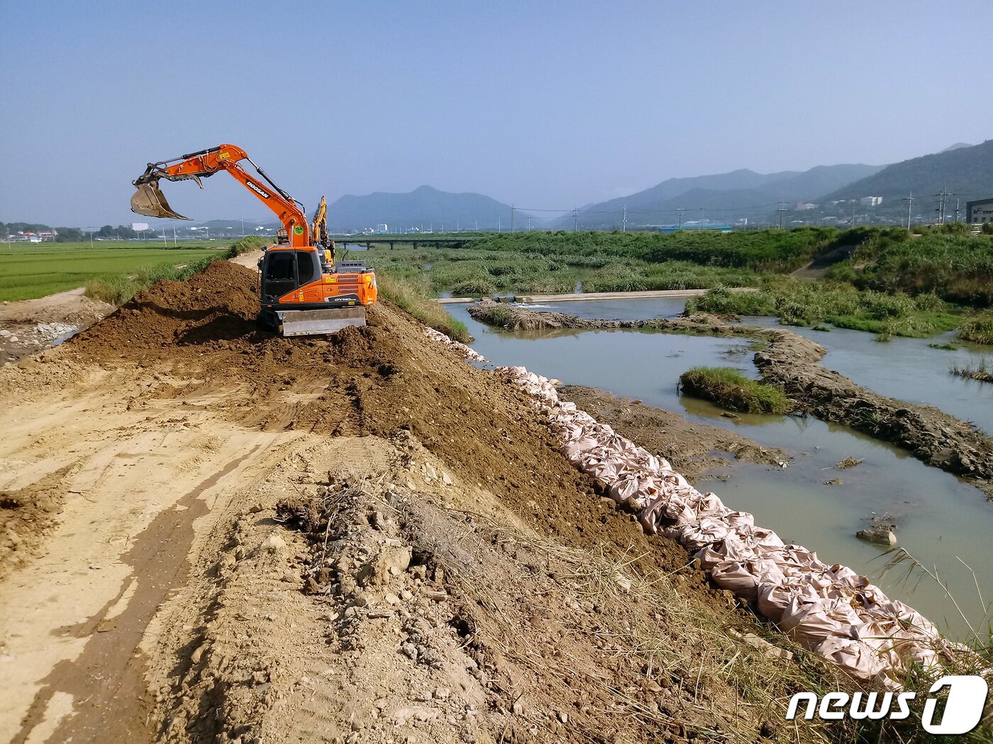 본문 이미지 - 24일 전남 나주시 다시면 가흥리2구 앞 문평천의 무너진 제방 복구공사가 한창이다. 이곳은 지난 7일부터 내린 집중호우로 8일 오후 영산강의 지류인 문평천 제방이 무너지면서 농경지를 포함해 인근 마을까지 침수피해를 입은 곳이다.2020.8.24 /뉴스1 ⓒ News1 박영래 기자