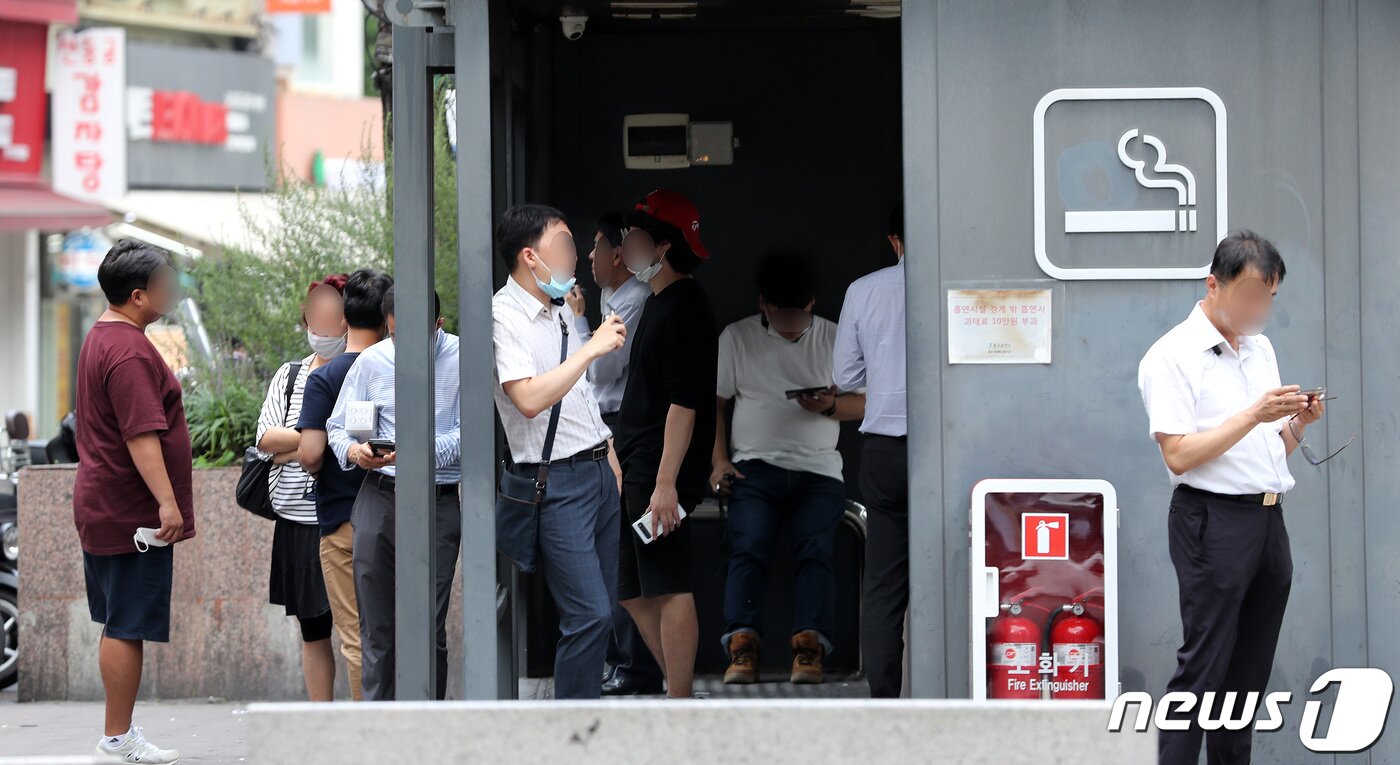 본문 이미지 - 지난달 24일 오후 서울시내의 한 흡연부스에서 흡연자들이 마스크를 벗은 채 흡연을 하고 있다. 2020.8.24/뉴스1 ⓒ News1 박지혜 기자