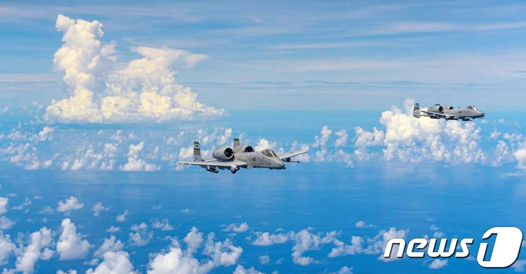 본문 이미지 - 오산 공군기지에 배치된 주한미군 소속 A-10기가 최근 3천여㎞ 떨어진 태평양 북마리아나제도에서 훈련을 하고 복귀했다. 오산 주한미군 공군기지의 페이스북에 따르면 제51전투비행단 예하 25전투비행대 소속 A-10(선더볼트-Ⅱ) 대전차 공격기 6대가 지난 10일부터 21일까지 괌 앤더슨 공군기지로 이동했다.이들 A-10기는 괌 앤더슨 기지에서 220여㎞ 떨어진 북마리아나제도의 훈련 공역을 왕복하며 무장투하 연습 등을 했다.(오산 주한 미 공군기지 페이스북 캡처)2020.8.25/뉴스1