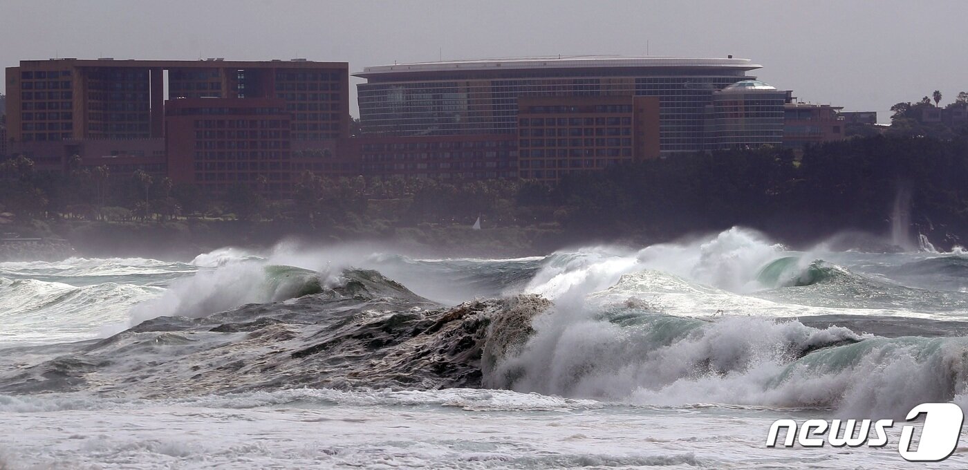 본문 이미지 - 제8호 태풍 '바비(BAVI)'가 북상 중인 25일 오전 제주 서귀포시 예래동 해상 파도가 점점 거칠어지고 있다.2020.8.25/뉴스1 ⓒ News1 고동명 기자