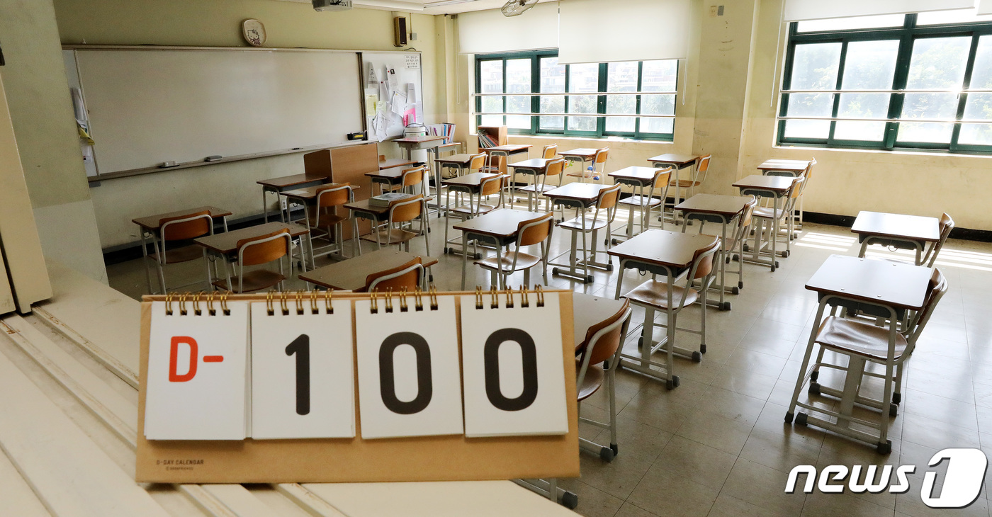 (서울=뉴스1) 박지혜 기자 = 대학수학능력시험(수능)을 100일 앞둔 25일 서울의 한 고등학교 3학년 교실에 디데이 캘린더가 놓여 있다.정부는 이날 서울, 경기, 인천 등 수도 …
