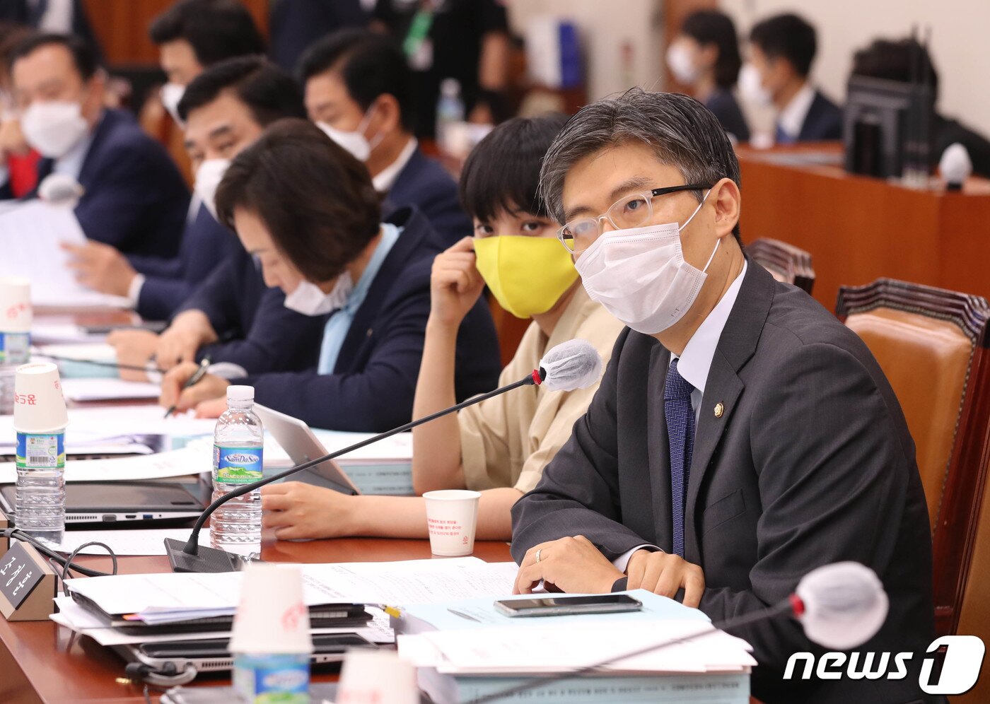 본문 이미지 - 조정훈 시대전환 의원이 25일 오전 서울 여의도 국회에서 열린 산업통상자원중소벤처기업위원회 전체회의에서 질의하고 있다. 2020.8.25/뉴스1 ⓒ News1 신웅수 기자