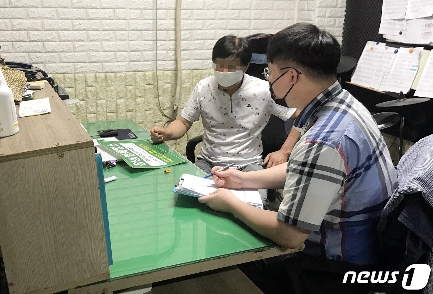 본문 이미지 - 직업소개소 점검.(진천군 제공)ⓒ 뉴스1