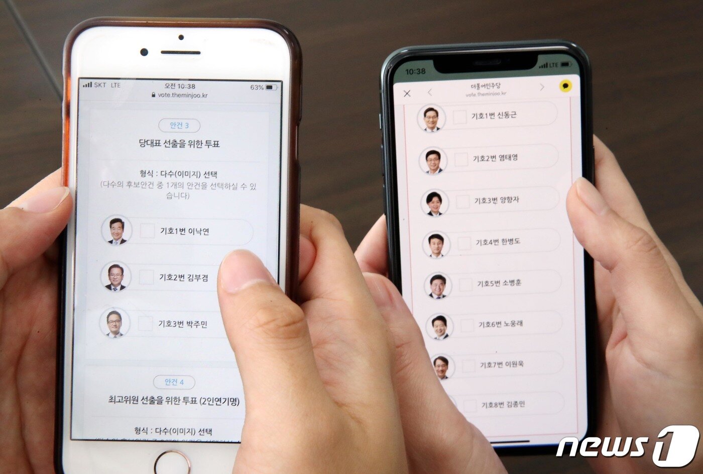 본문 이미지 - 더불어민주당 대의원이 26일 오전 서울 여의도 국회 민주당 사무실에서 당대표 및 최고위원 후보에 대한 모바일 투표를 하고 있다. 민주당은 29일 전당대회를 갖고 차기지도부를 선출한다. 2020.8.26/뉴스1 ⓒ News1 박세연 기자