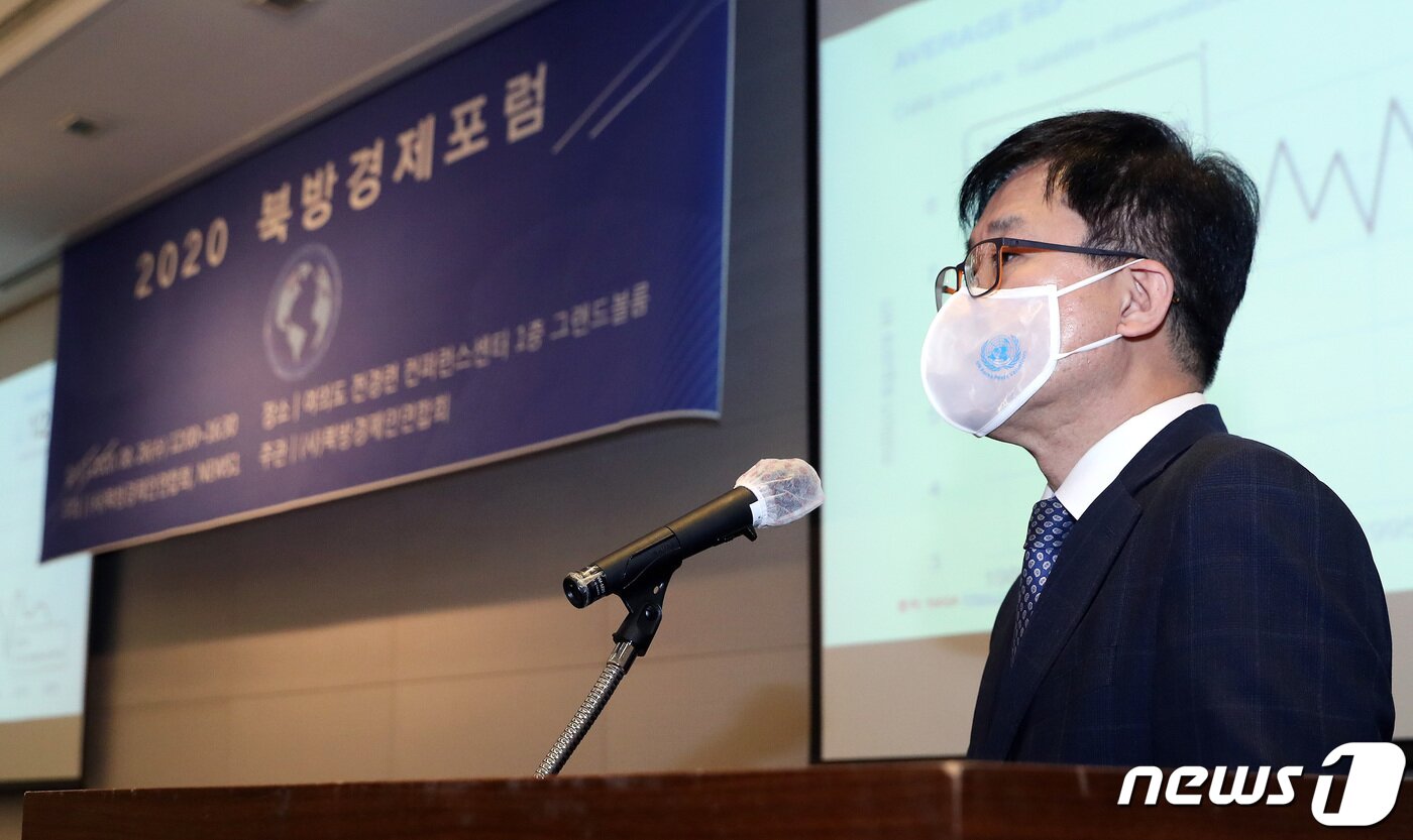 본문 이미지 - 최수범 인천대 초빙연구위원이 2020 북방경제포럼에서 북극항로 개발 및 러시아 Primorsk항만 건설을 주제로 발표하고 있다. 