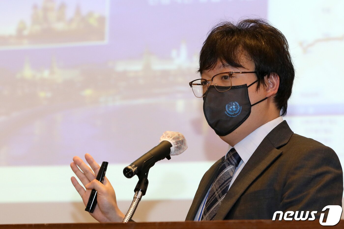 본문 이미지 - 조인희 한·러혁신센터 선임 연구원이 한·러 첨단 민간산업기술 협력 방안을 주제로 발표하고 있다. 