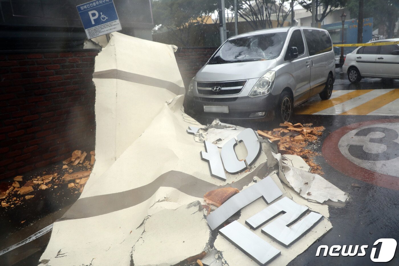 본문 이미지 - 26일 제8호 태풍 '바비'의 영향권에 들어간 제주에서 강풍 피해가 이어지고 있다. 이날 오후 제주시 이도2동 아파트에서 외벽이 떨어져 승합차 한대가 파손되는 피해가 발생했다.2020.8.26 /뉴스1 ⓒ News1 홍수영 기자