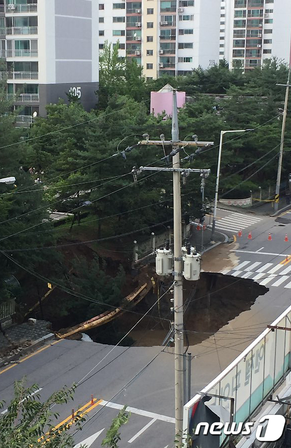 (서울=뉴스1) = 26일 오후 15시45분경 구리시 교문동 일대에 대형 싱크홀이 발생해 도로가 통제되어 있다. (독자 제공)2020.8.26/뉴스1